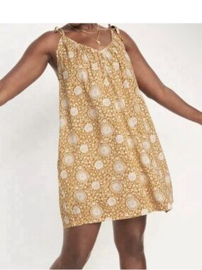 Old navy tie strap sundress with V front and back, on seam pockets